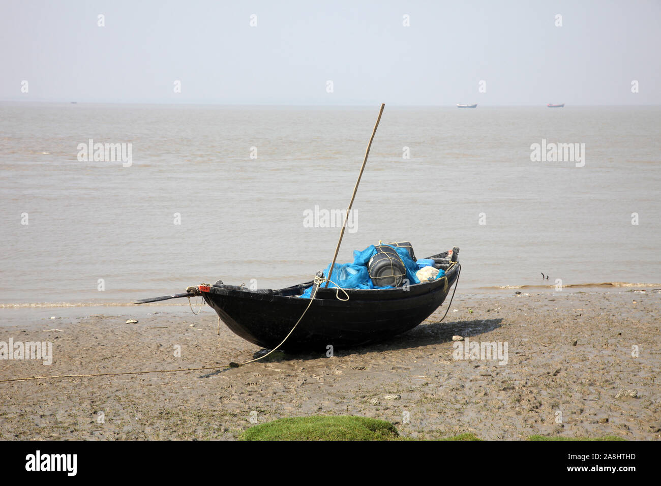 Boote der Fischer in den Schlamm bei Ebbe an der Küste der Bucht von Bengalen, Indien Litze Stockfoto