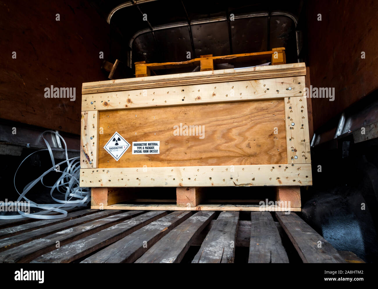 Strahlung Warnzeichen auf die gefährlichen Materialien Transport Label Klasse 7 an der hölzernen Box Paket im Container der Transport-LKW Stockfoto