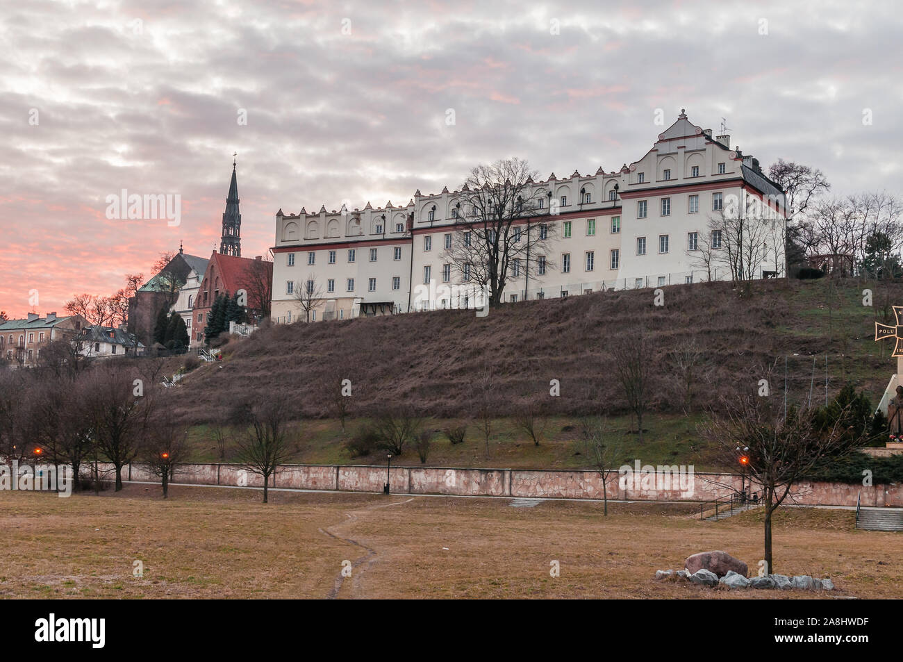 Collegium Gostomianum Schule in Sandomierz am Abend. Stockfoto