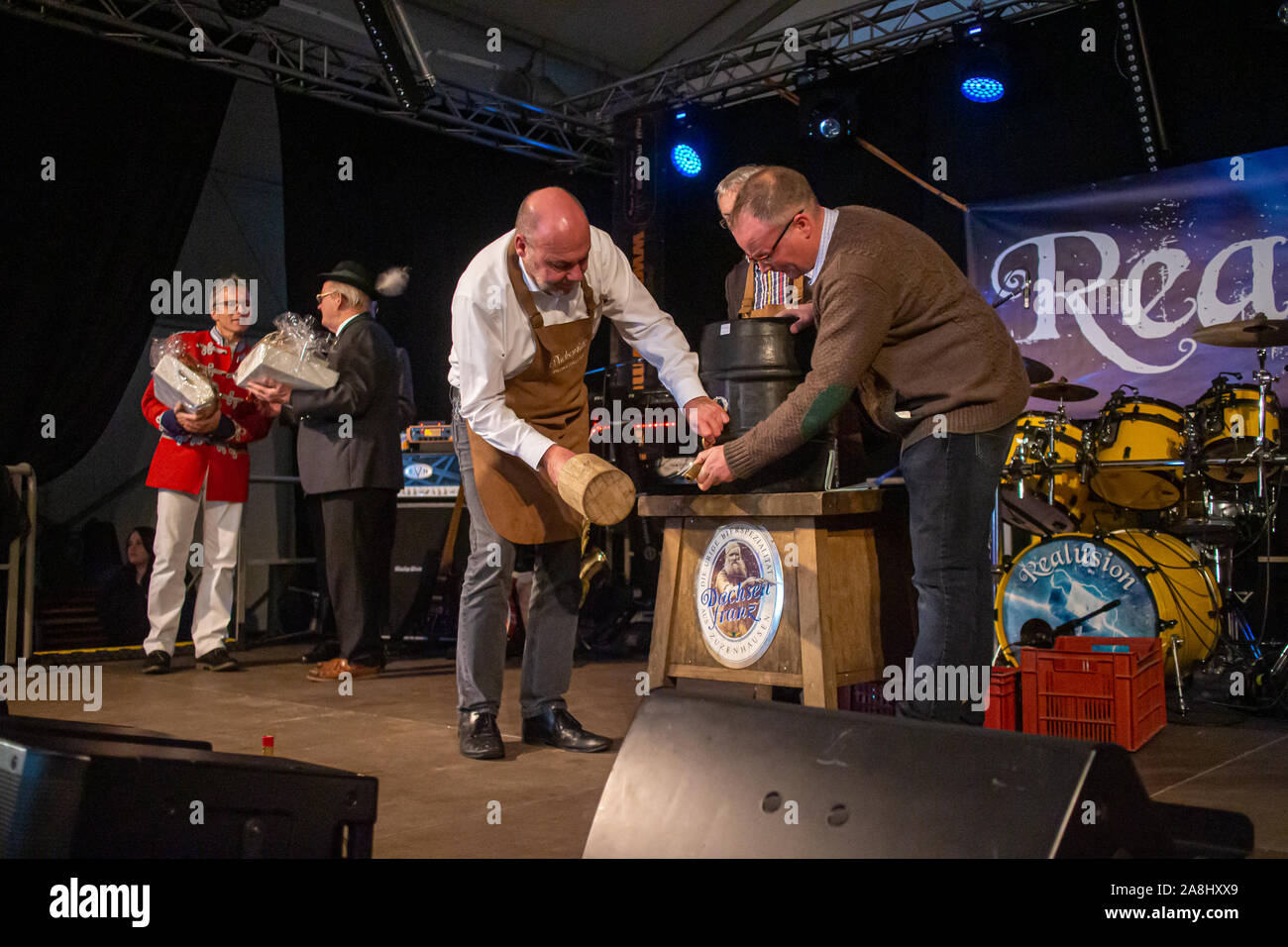 NECKARGEMÜND, Deutschland - 8. NOVEMBER 2019: Der Bürgermeister der Stadt Neckargemünd, Frank Volk, und der CEO der Dachsenfranz Brauerei, Tilman Werner, an der TH Stockfoto