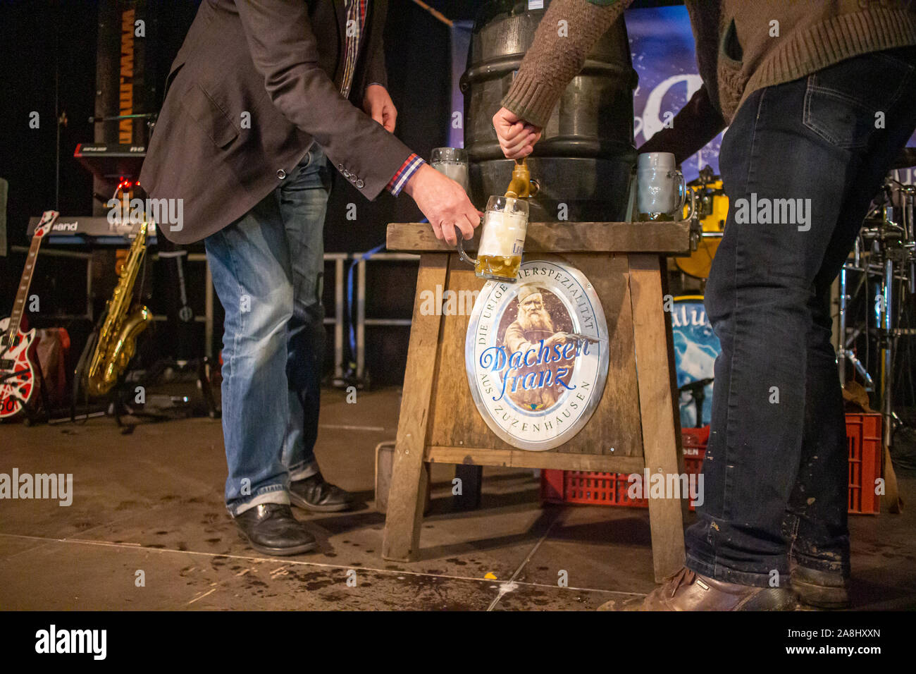 NECKARGEMÜND, Deutschland - 8 November, 2019: Bier wird aus den symbolischen ersten Barrel eingezeichnet Am 475. traditionellen Festival Bohrermarkt Stockfoto