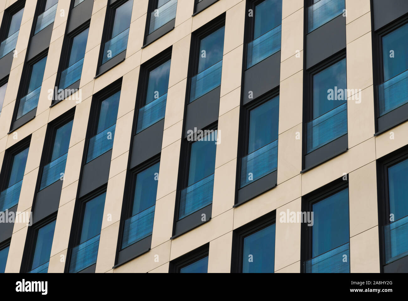 Moderne Architektur mit regelmäßigen lineare Muster der ähnliche Rechtecke und parallele Linien der Fenster Stockfoto