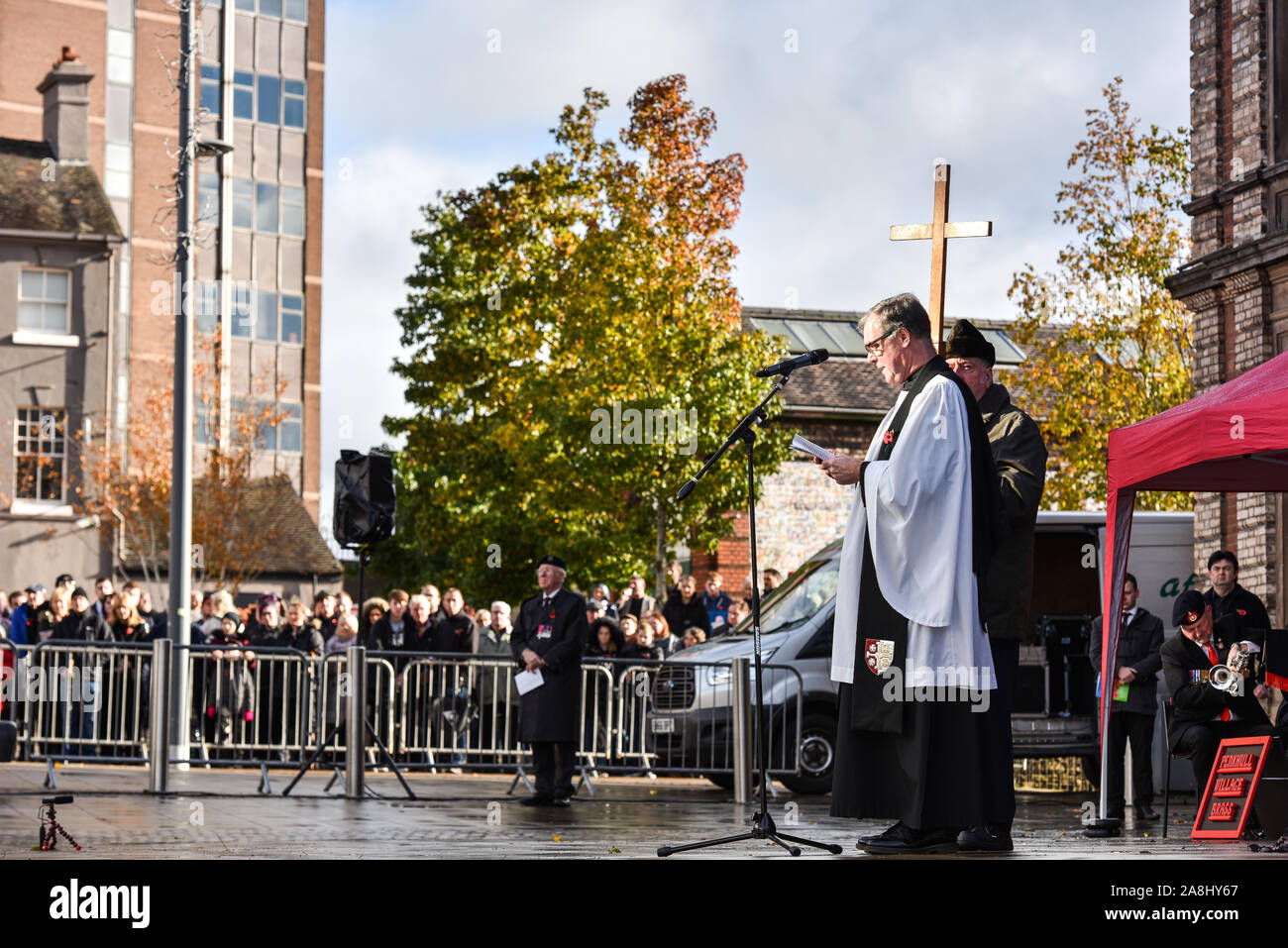 Ein Minister ist der Service für den jährlichen Tag der Erinnerung, Armistice Day Parade im Zentrum der Stadt Stoke-on-Trent, Staffordshire Stockfoto