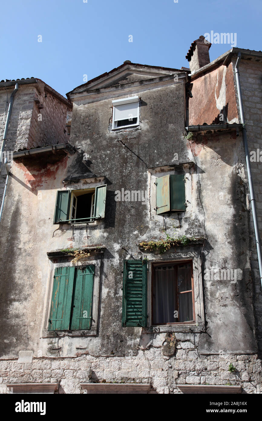 Mediterranes Haus mit Fensterläden und Blumen in Kotor, Montenegro Stockfoto