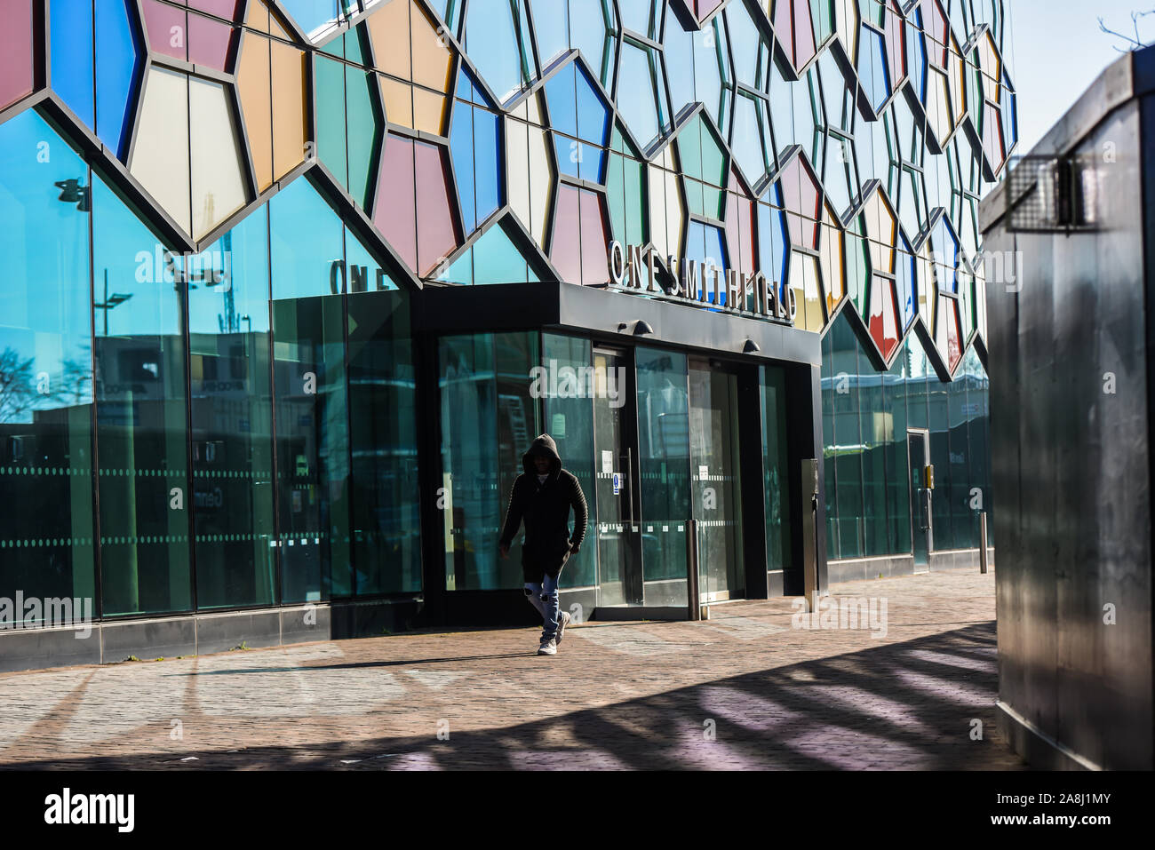 Ein Mann hinter einem Smithfield Stoke on Trent Stadtrat Büros in Hanley, die Töpfereien Stockfoto