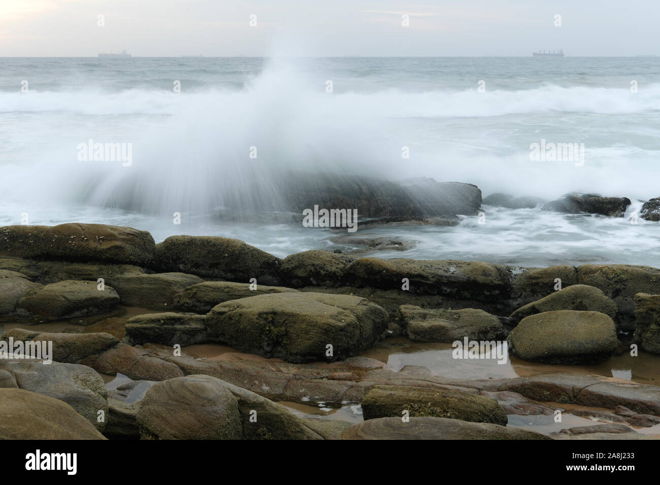Durban, Südafrika, Bewegungsunschärfe, flying Spray, Wave-Absturz in Rock, Umhlanga Rocks Beach, tide pool, afrikanische Landschaften Stockfoto