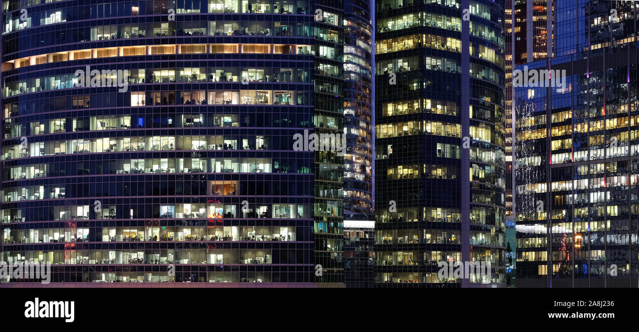 Wände aus Glas von modernen Bürogebäuden mit vielen großen Panoramafenstern in Downtown Business Cluster mit arbeitenden Menschen Panoramablick vorne an der Nahe. Stockfoto