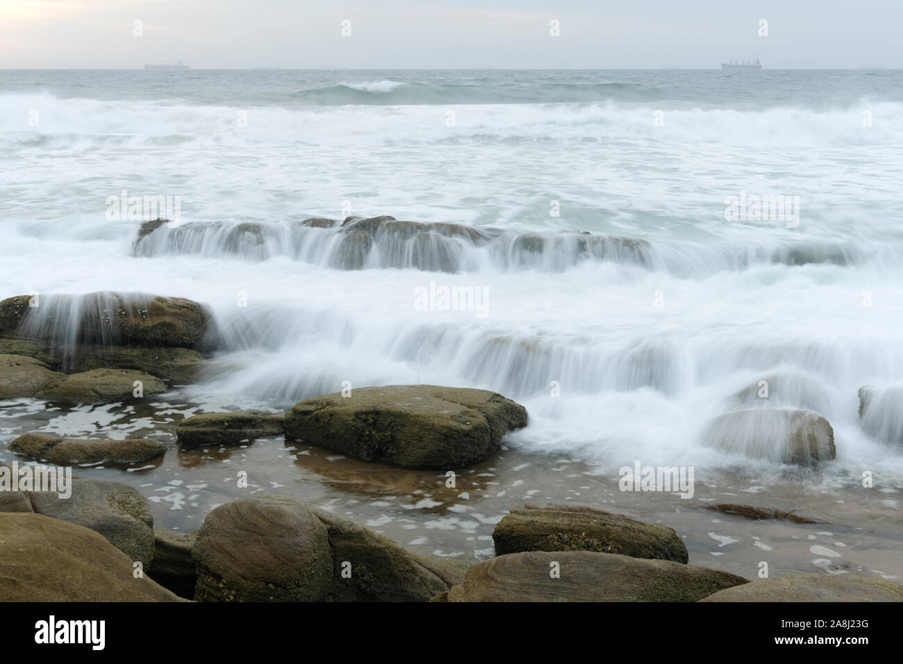 Durban, Südafrika, Bewegungsunschärfe, Meer Wasser waschen über Felsen, Flut, Umhlanga Rocks Beach, Landschaft, Afrika, Hintergrund Stockfoto