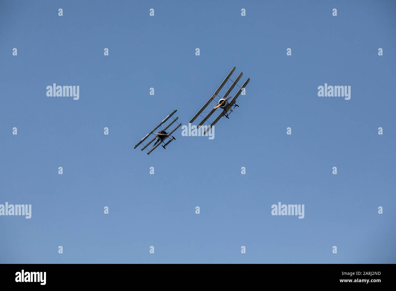 Fokker und Sopwith Tai-Flugzeuge - Deutsch und Englisch - Scheinhund kämpfen gegen blauen Himmel Stockfoto