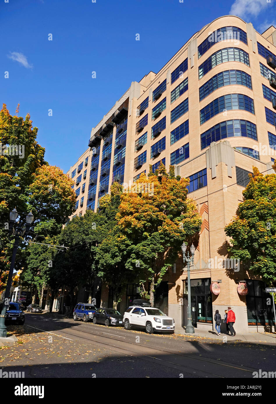 Eine ruhige Straße mit Bäumen gold Drehen in der Pearl District in der Innenstadt von Portland, Oregon. Stockfoto