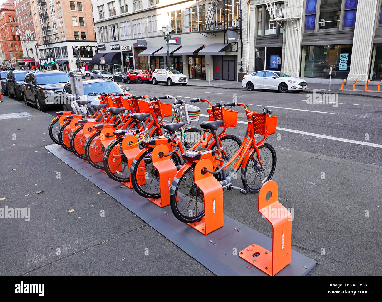 Gemeinsam genutzte Fahrräder und Scooter sind im allgemeinen Sprachgebrauch in der Innenstadt von Portland, Oregon Stockfoto