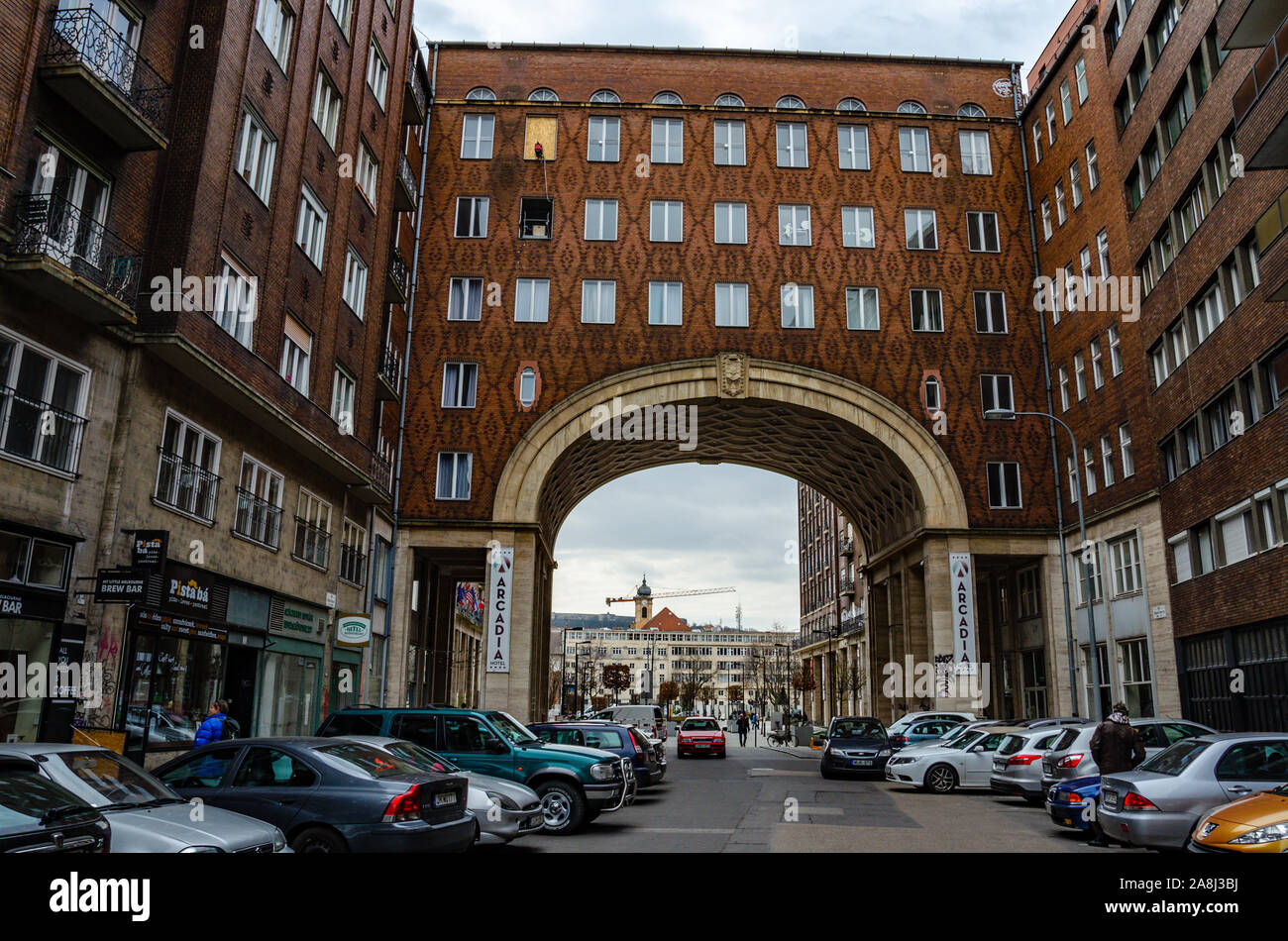 Architektonische Gebäude in Budapest Stadt. Arcadia Hotel in einem Gebäude aus rotem Backstein Gebäude aus dem Jahre 1900 im Zentrum von Budapest. Stockfoto