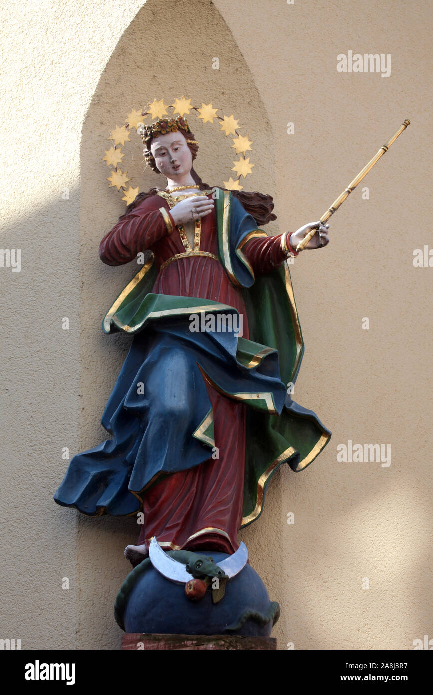 Statue der Jungfrau Maria, Hauptstraße von Miltenberg in Franken, Bayern Deutschland Stockfoto