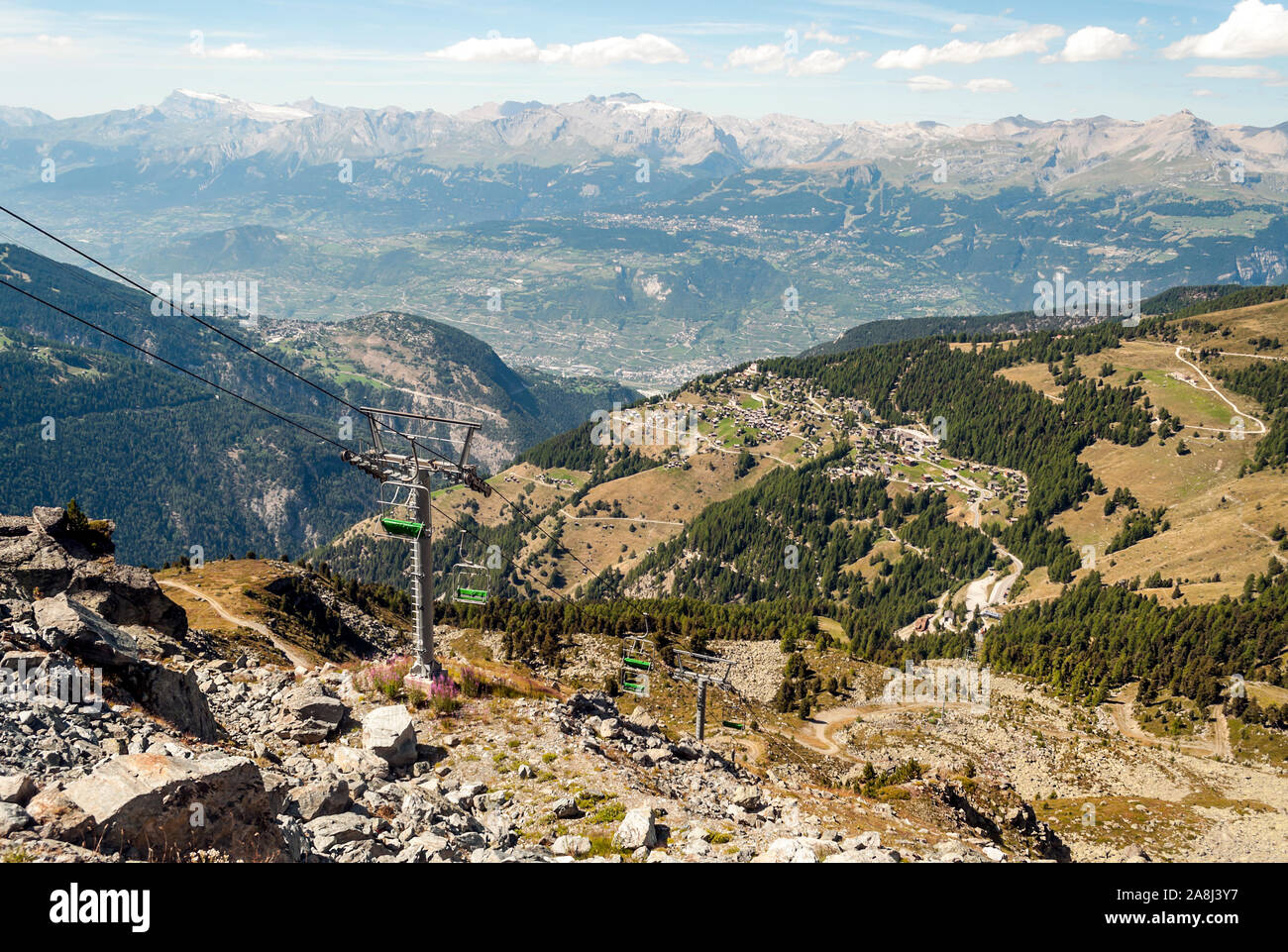 Berge der Schweizer Alpen in der Saint Luc Tal an einem sonnigen Tag. Stockfoto