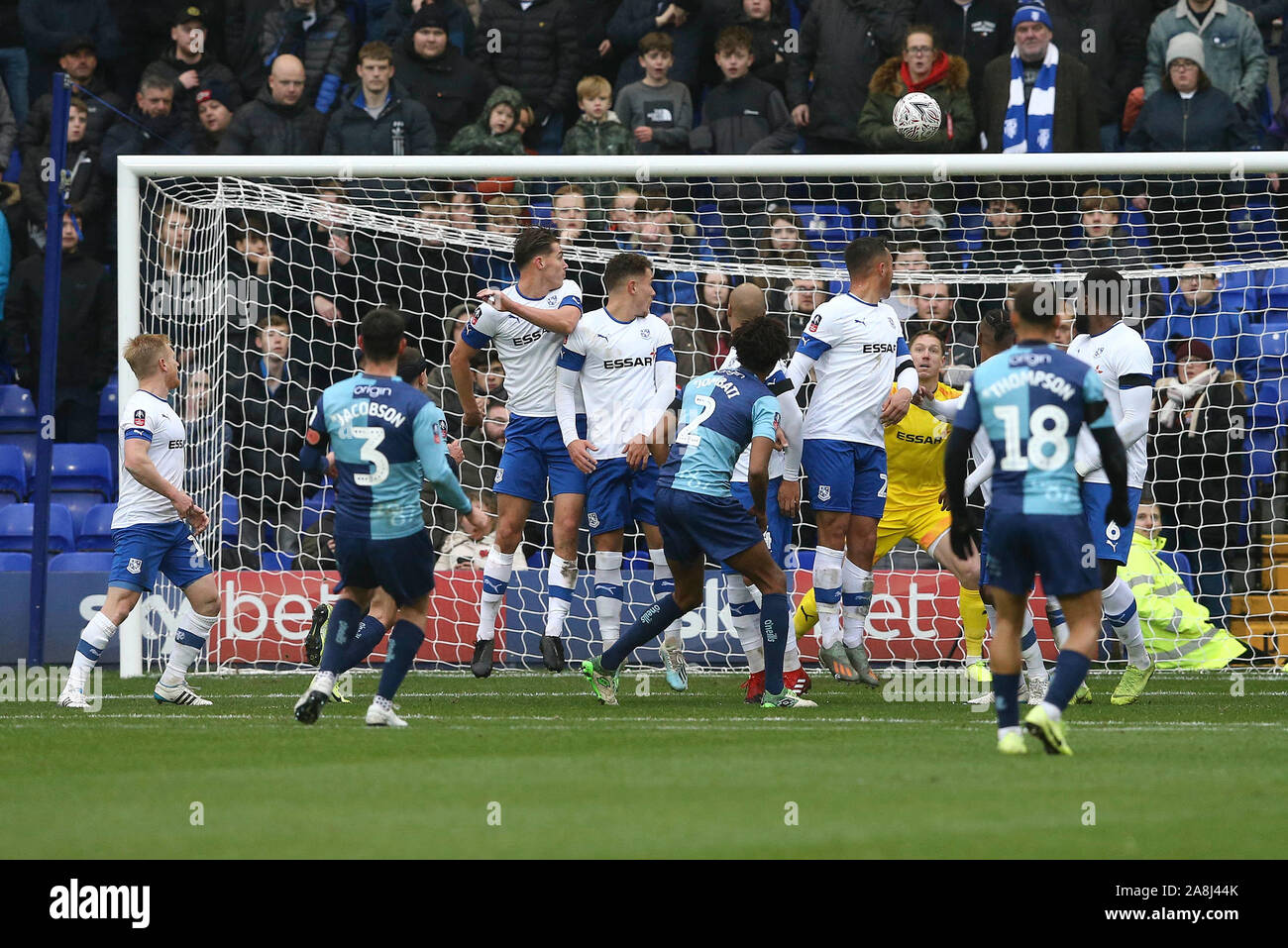 Birkenhead/Großbritannien. 09 Nov, 2019. Joe Jacobson von Wycombe Wanderers (3) Nimmt ein freistoss und Kerben seine Mannschaften 1. Ziel. Die Emirate FA Cup Runde 1 übereinstimmen, Tranmere Rovers v Wycombe Wanderers in Prenton Park, Birkenhead, Wirral am Samstag, den 9. November 2019. Dieses Bild dürfen nur für redaktionelle Zwecke verwendet werden. Nur die redaktionelle Nutzung, eine Lizenz für die gewerbliche Nutzung erforderlich. Keine Verwendung in Wetten, Spiele oder einer einzelnen Verein/Liga/player Publikationen. pic von Chris Stading/Andrew Orchard sport Fotografie/Alamy Live News Credit: Andrew Orchard sport Fotografie/Alamy leben Nachrichten Stockfoto