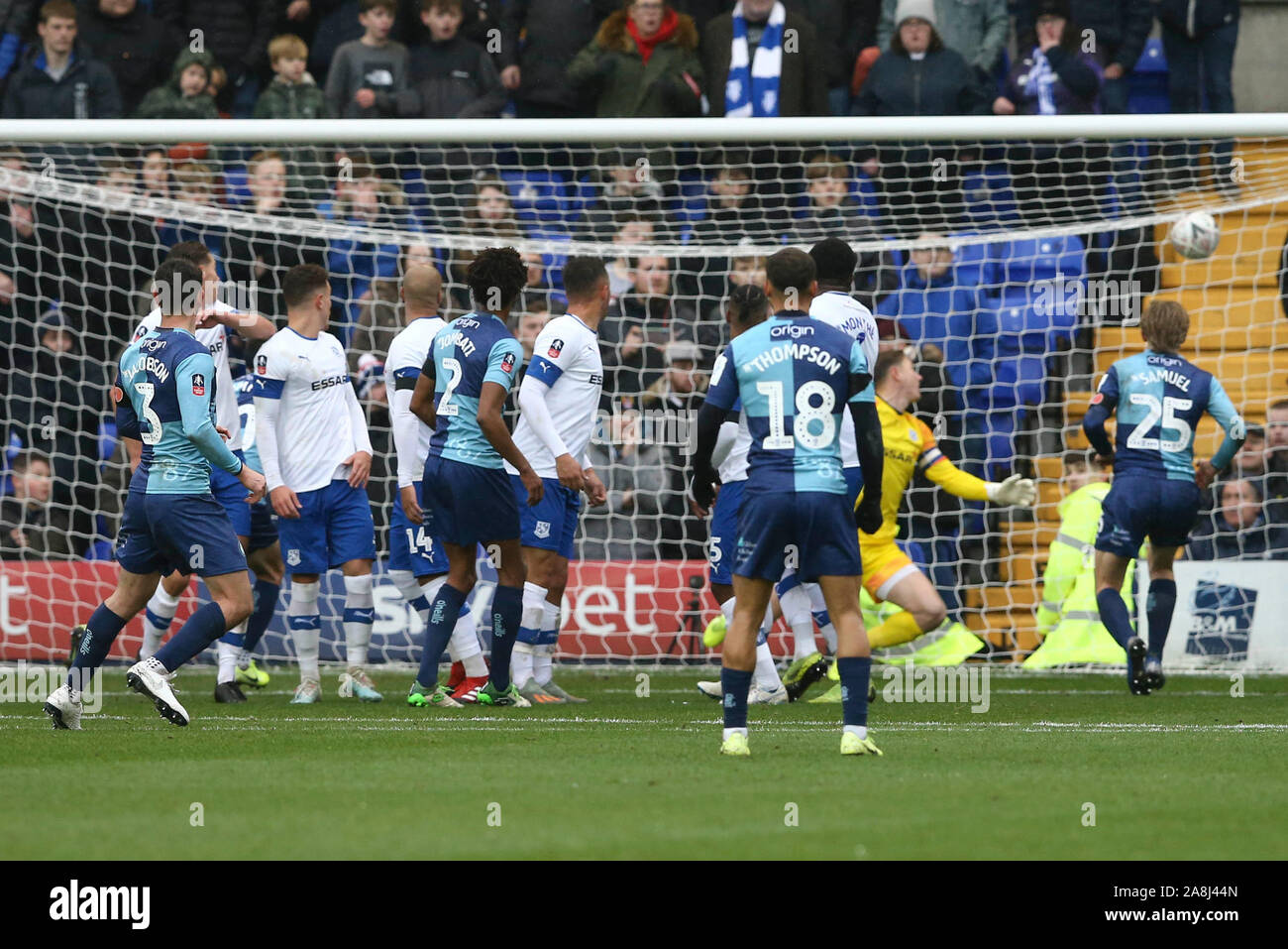 Birkenhead/Großbritannien. 09 Nov, 2019. Joe Jacobson von Wycombe Wanderers (3) Nimmt ein freistoss und Kerben seine Mannschaften 1. Ziel. Die Emirate FA Cup Runde 1 übereinstimmen, Tranmere Rovers v Wycombe Wanderers in Prenton Park, Birkenhead, Wirral am Samstag, den 9. November 2019. Dieses Bild dürfen nur für redaktionelle Zwecke verwendet werden. Nur die redaktionelle Nutzung, eine Lizenz für die gewerbliche Nutzung erforderlich. Keine Verwendung in Wetten, Spiele oder einer einzelnen Verein/Liga/player Publikationen. pic von Chris Stading/Andrew Orchard sport Fotografie/Alamy Live News Credit: Andrew Orchard sport Fotografie/Alamy leben Nachrichten Stockfoto