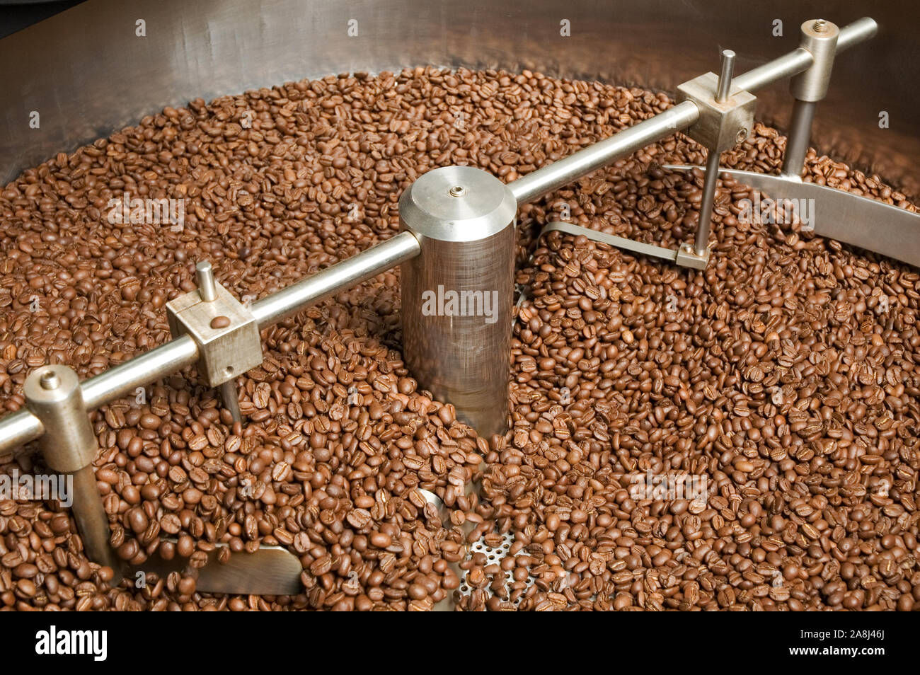 Braten von Kaffeebohnen in der Kaffeerösterei Stockfoto