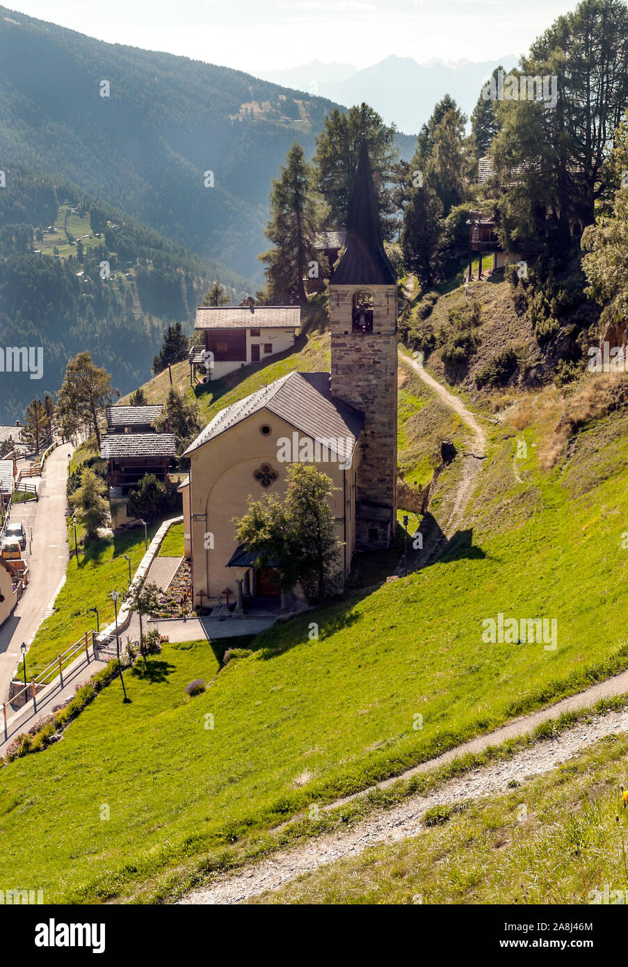 Holzhäuser in den Wiesen des Schweizer Alpen im Saint Luc Tal an einem sonnigen Tag. Stockfoto