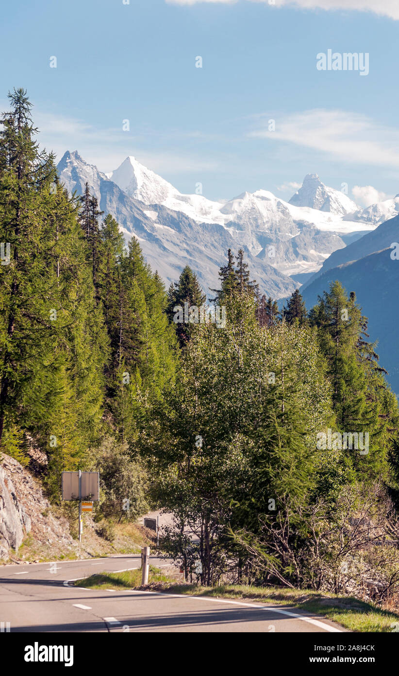 Berge der Schweizer Alpen in der Saint Luc Tal an einem sonnigen Tag. Stockfoto