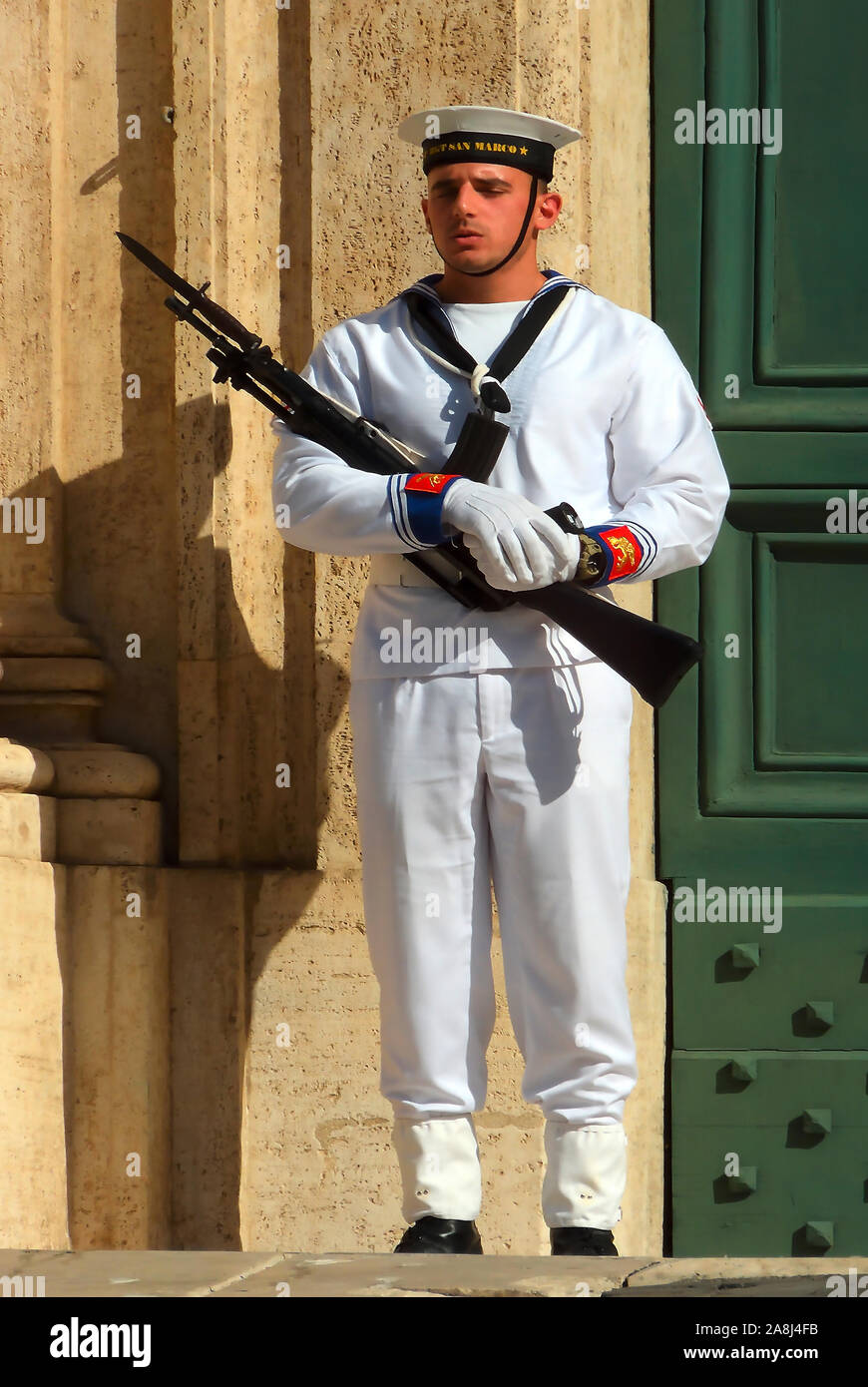 Marine Soldaten vor dem Palazzo Montecitorio auf der Piazza Montecitorio in der Altstadt von Rom. Sitz des Vertreters Kammer des Italienischen Stockfoto