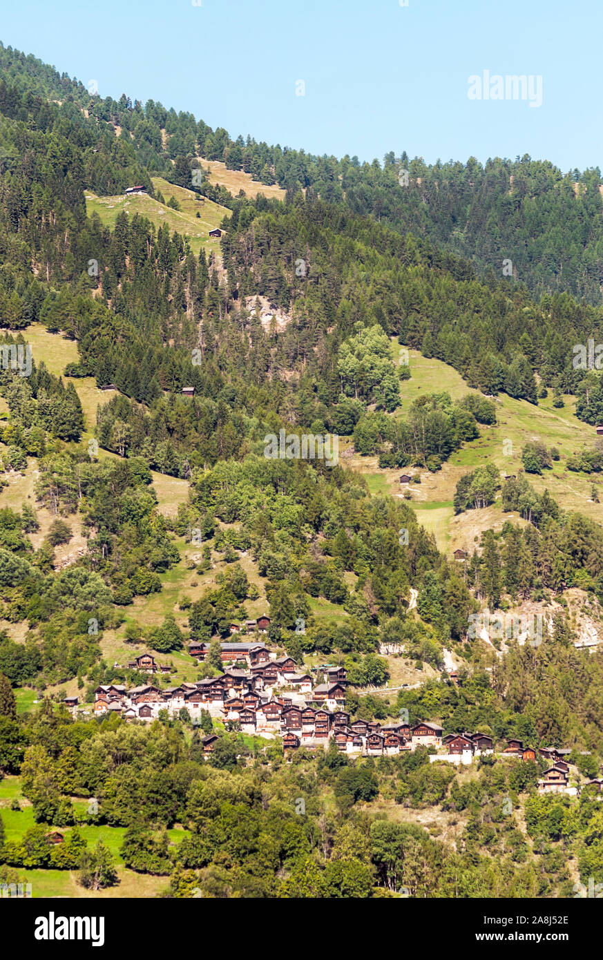 Berge der Schweizer Alpen in der Saint Luc Tal an einem sonnigen Tag. Stockfoto