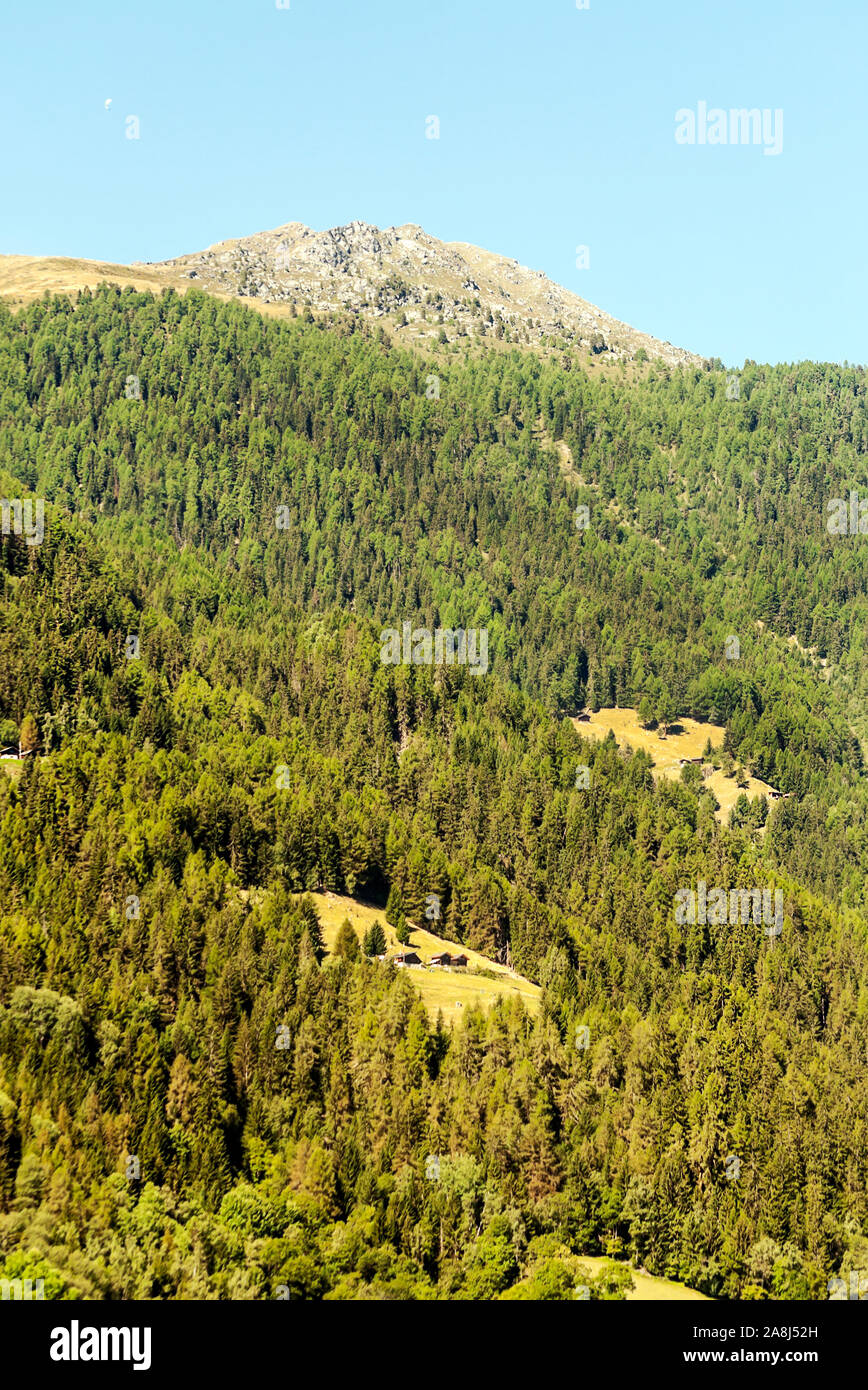 Berge der Schweizer Alpen in der Saint Luc Tal an einem sonnigen Tag. Stockfoto