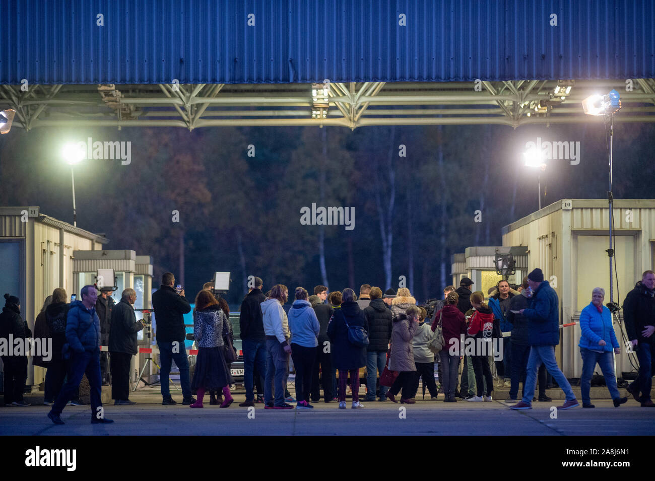 Marienborn, Deutschland. 09 Nov, 2019. Die Besucher gehen durch die Gedenkstätte Deutsche Teilung Marienborn. Dort werden die Bundesländer Sachsen-Anhalt und Niedersachsen feierte den 30. Jahrestag des Falls der Berliner Mauer. Bis zum Fall der Mauer, dem größten Grenzübergang an der innerdeutschen Grenze war an diesem Standort. Am Abend des Festivals "Grenzenlos" beginnt. Credit: Klaus-Dietmar Gabbert/dpa-Zentralbild/dpa/Alamy leben Nachrichten Stockfoto