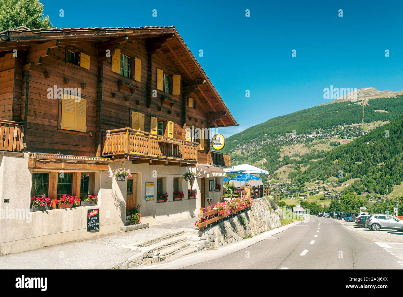 Holzhäuser in den Wiesen des Schweizer Alpen im Saint Luc Tal an einem sonnigen Tag. Stockfoto