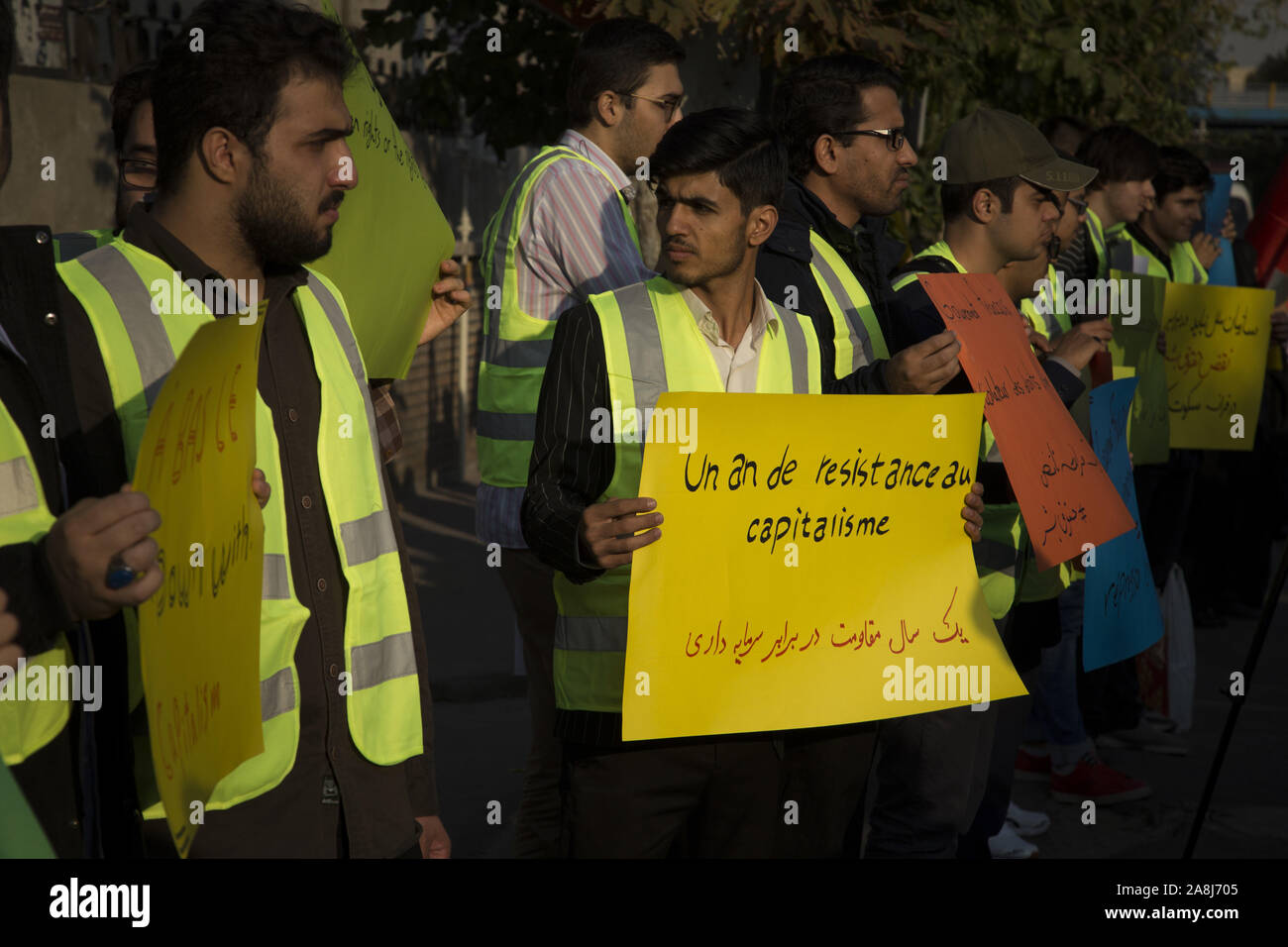 Teheran, Iran. 9 Nov, 2019. Iranische Studenten versammelt sich vor der Französischen Botschaft in Teheran die gelbe Weste Bewegung zu unterstützen, ein Jahr nach der öffentlichen Proteste in Paris gestartet und einige andere Städte im europäischen Land. Sie auch Plakate lesen "Ein Jahr der Widerstand gegen den Kapitalismus", und riefen "Tod den USA', 'Israel' und 'Macron Tod das Verbrechen begeht, Trumpf unterstützt 'Credit: rouzbeh Fouladi/ZUMA Draht/Alamy leben Nachrichten Stockfoto