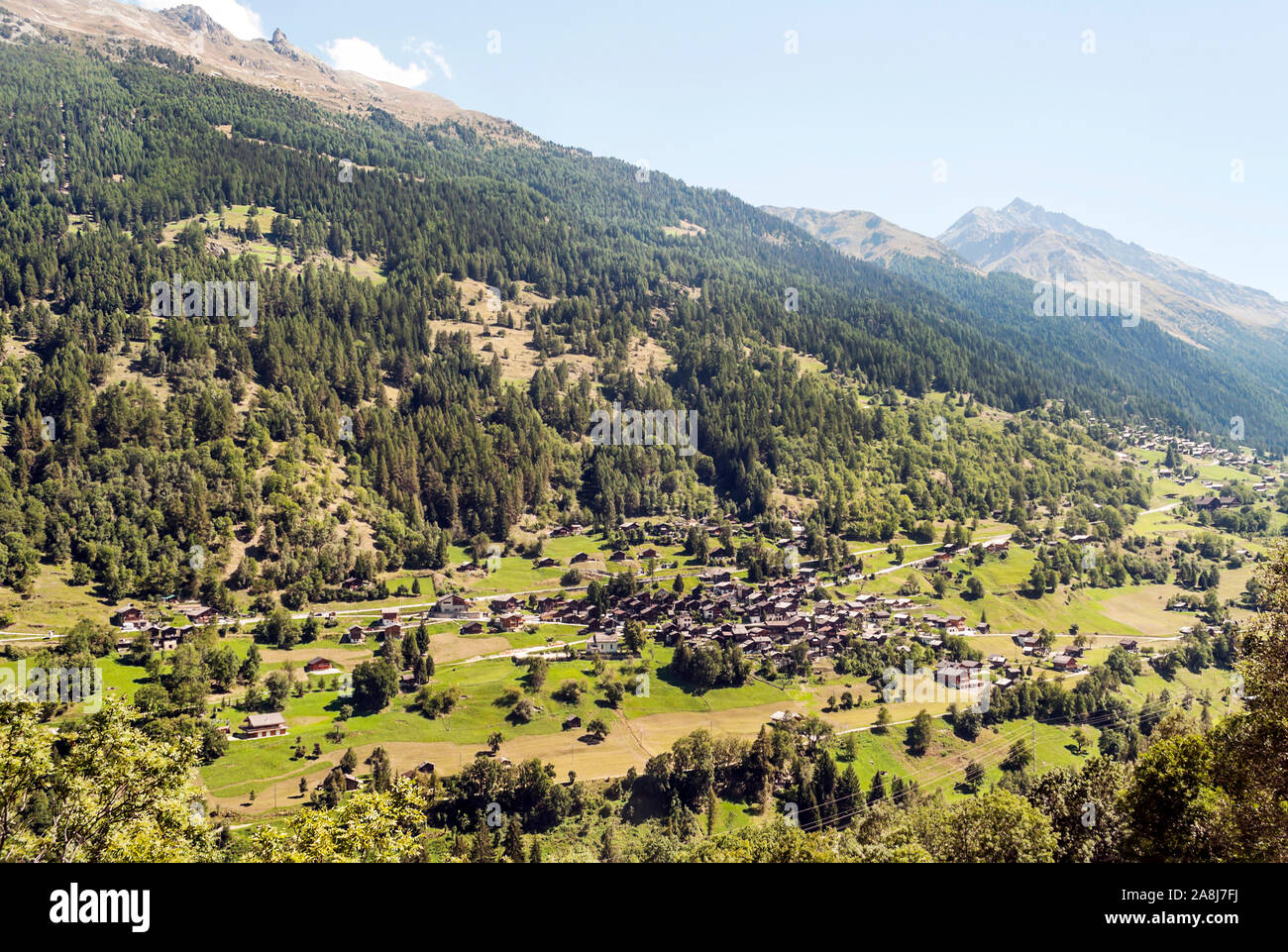 Berge der Schweizer Alpen in der Saint Luc Tal an einem sonnigen Tag. Stockfoto