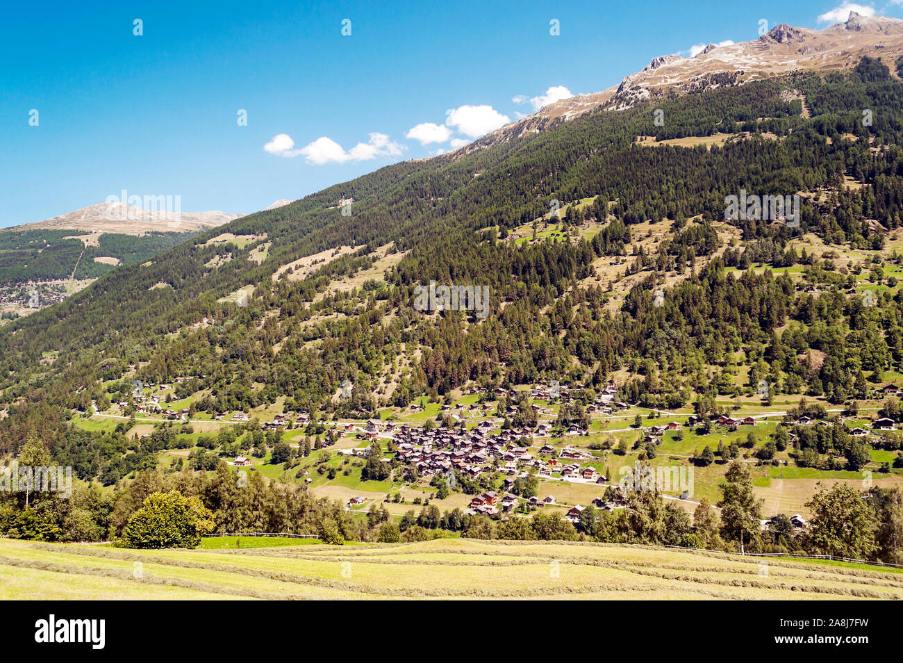 Berge der Schweizer Alpen in der Saint Luc Tal an einem sonnigen Tag. Stockfoto