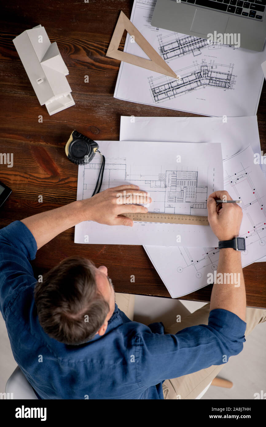 Überblick über reife Professional Engineer Arbeiten über neue Skizzen von Tabelle Stockfoto