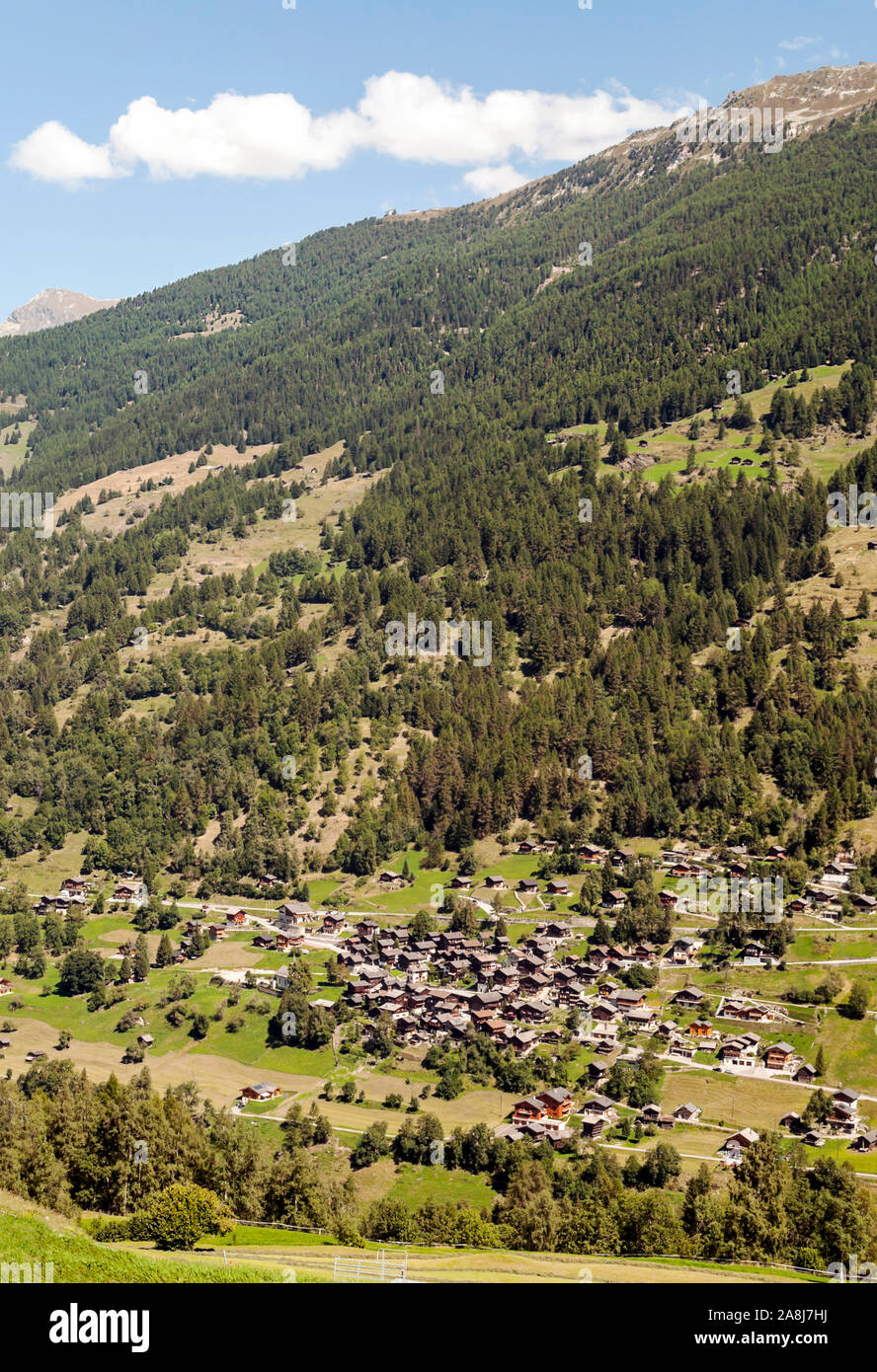 Berge der Schweizer Alpen in der Saint Luc Tal an einem sonnigen Tag. Stockfoto