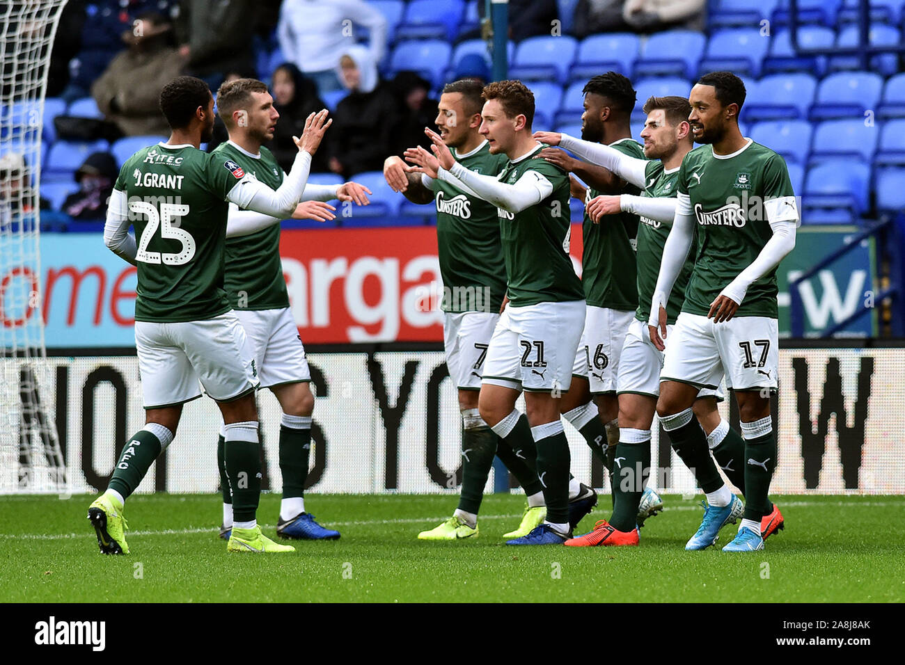 Bolton, Großbritannien. 09 Nov, 2019. BOLTON, ENGLAND - November 9th Plymouth Callum McFadzean feiert zählen die öffnung Ziel während der FA Cup Match zwischen Bolton Wanderers und Plymouth Argyle im Reebok Stadium, Bolton am Samstag, den 9. November 2019. (Credit: Eddie Garvey | MI Nachrichten) das Fotografieren dürfen nur für Zeitung und/oder Zeitschrift redaktionelle Zwecke verwendet werden, eine Lizenz für die gewerbliche Nutzung Kreditkarte erforderlich: MI Nachrichten & Sport/Alamy leben Nachrichten Stockfoto