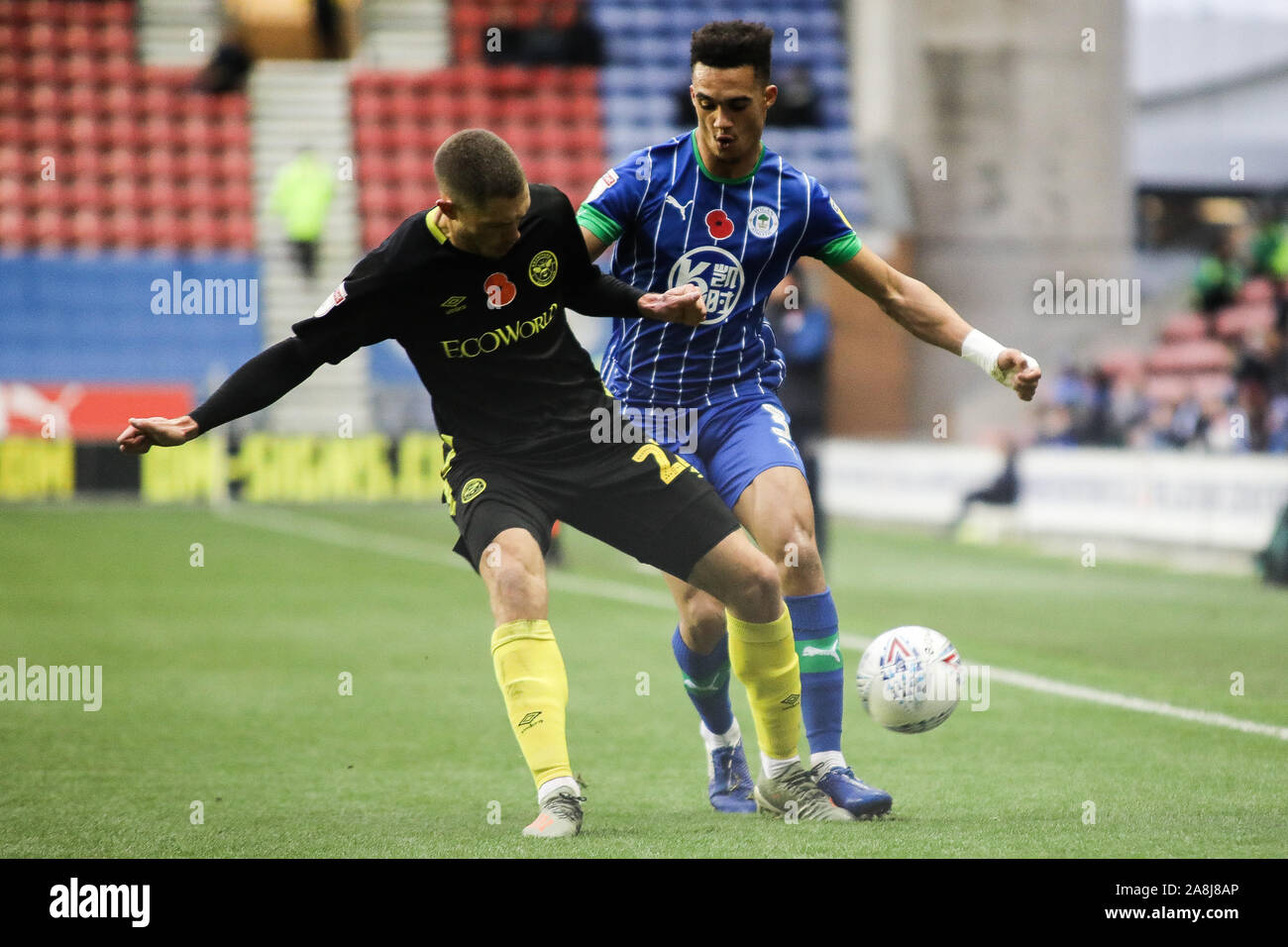 Wigan, Großbritannien. 09 Nov, 2019. WIGAN, ENGLAND - AM SAMSTAG, DEN 9. NOVEMBER Brentford Henrik Dalsgaard und Wigan Athletic Antonee Robinson konkurrieren für Besitz während der Sky Bet Championship Match zwischen Wigan Athletic und Brentford bei der DW Stadium, Wigan am Samstag, den 9. November 2019. (Credit: Tim Markland | MI Nachrichten) das Fotografieren dürfen nur für Zeitung und/oder Zeitschrift redaktionelle Zwecke verwendet werden, eine Lizenz für die gewerbliche Nutzung Kreditkarte erforderlich: MI Nachrichten & Sport/Alamy leben Nachrichten Stockfoto