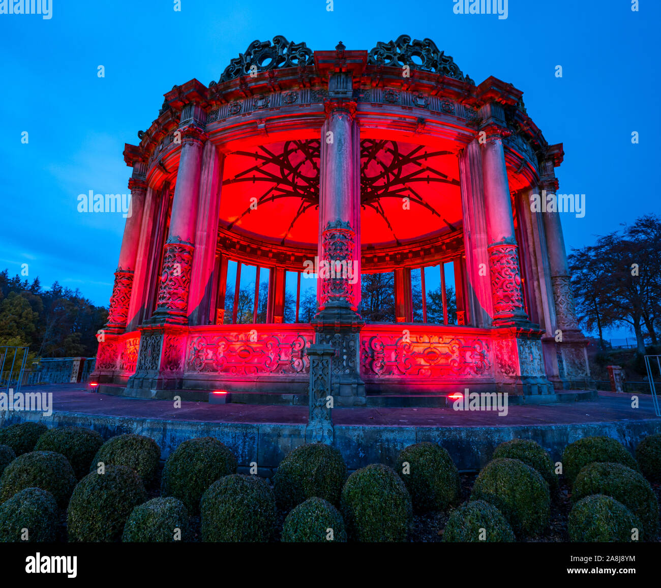 Dalkeith Country Park, Dalkeith, Midlothian, Schottland, Vereinigtes Königreich, 9. November 2019. Schottische Poppy Appell: Der Mohnblume Schottland Beleuchtung rot Kampagne verfügt über mehr als 120 Gebäuden und Strukturen alle über Schottland bis in Rot in der Woche beleuchtet bis zu Tag der Erinnerung läuft. Die reich verzierten ruiniert Orangerie rot auf als die Dunkelheit fällt. Der Orangerie hat 12 Seiten mit dorischen Säulen Stockfoto