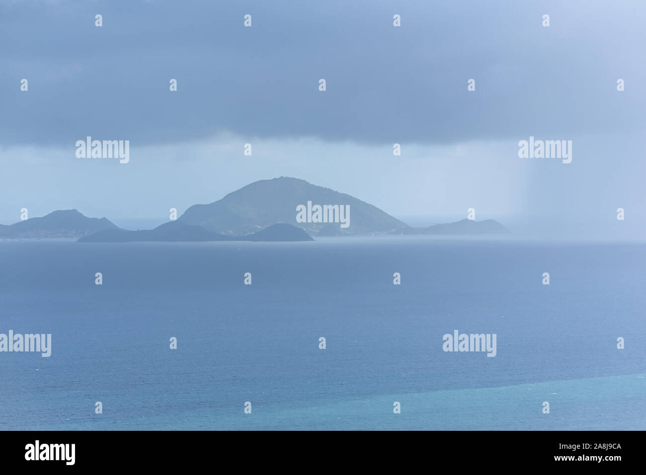 Les Saintes Inseln in Guadeloupe, Panorama zwischen Meer und Himmel, Blick von Basse Terre, regnerisch im Hintergrund Stockfoto