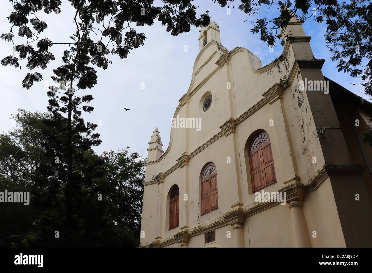 Eine architektonische Exzellenz stand direkt unter dem Himmel mit einem historischen Backup der Niederländischen Invasion auf die südlichen Teile von Indien. Stockfoto