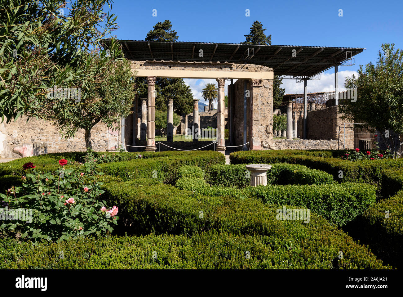 Pompei. Italien. Archäologische Stätte von Pompeji. Casa del Fauno/Haus des Faun. Die transversale Peristyl mit ionischen Säulen und geometrisch Desig Stockfoto