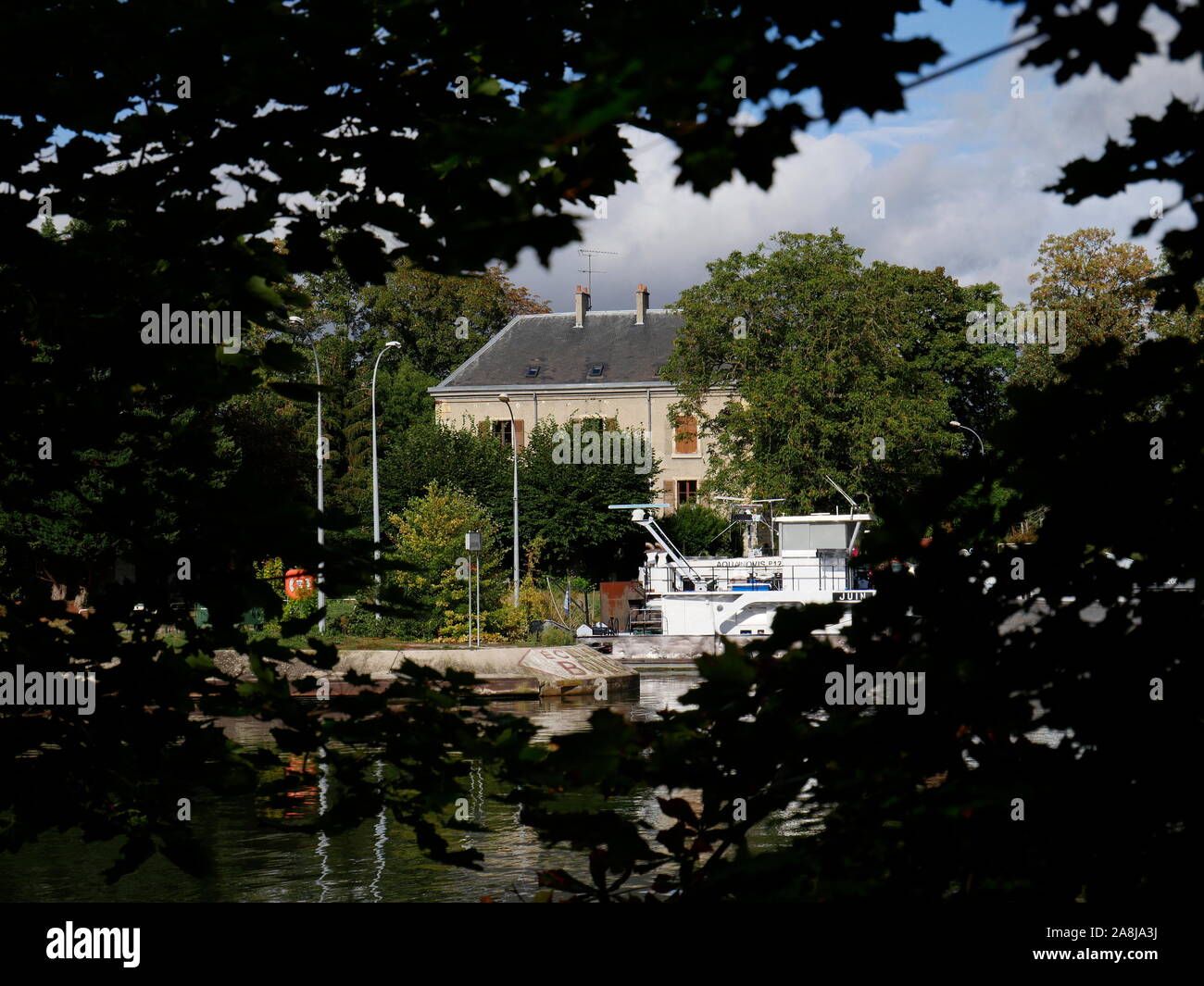 AJAXNETPHOTO. Versailles, Frankreich. - IMPRESSIONIST ART TRAIL - JETZT ANZEIGEN VERDECKT VON VEGETATION IN RICHTUNG CREIL Schlösser in der Nähe, wo der impressionistischen Maler und Künstler Camille Pissarro ERSTELLT EINEN BERECHTIGT, DIE ARBEITEN "PENICHES SUR LA SEINE EINE BOUGIVAL, 1871." Foto: Jonathan Eastland/AJAXREF: GX8 192609 648 Stockfoto