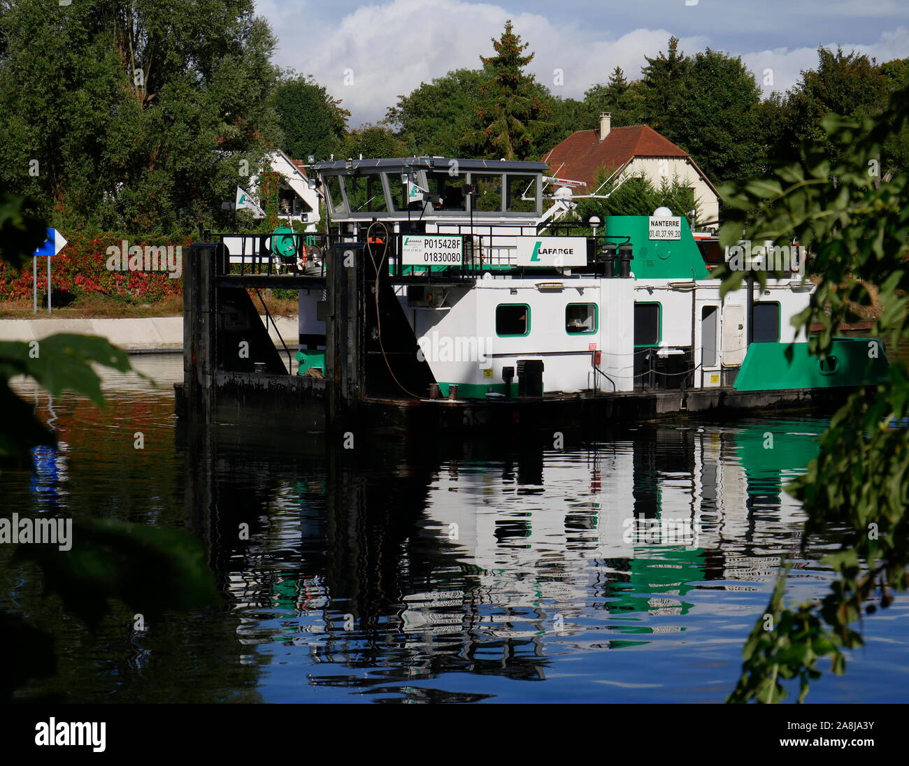 AJAXNETPHOTO. Versailles, Frankreich. - IMPRESSIONIST ART TRAIL - BLICK IN RICHTUNG LA BARQUE Schlösser in der Nähe, wo der impressionistischen Maler und Künstler Camille Pissarro ERSTELLT EINEN BERECHTIGT, DIE ARBEITEN "PENICHES SUR LA SEINE EINE BOUGIVAL, 1871'. Moderne DRÜCKER SCHLEPPER IST ÜBER DIE BOUGIVAL SPERREN. Foto: Jonathan Eastland/AJAXREF: GX8 192609 651 Stockfoto