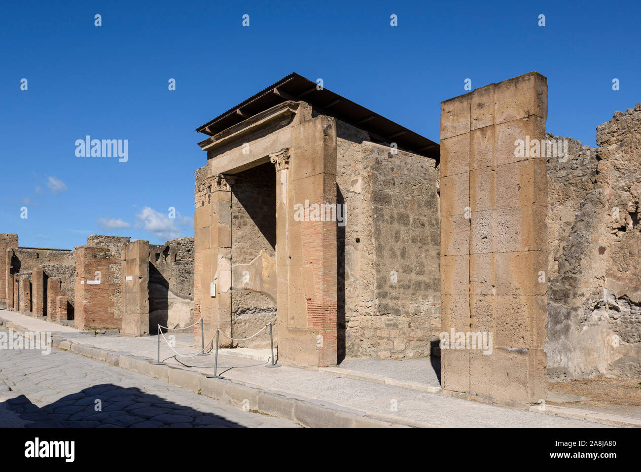 Pompei. Italien. Archäologische Stätte von Pompeji. Casa del Fauno/Haus des Faun, Haupteingang, mit zwei korinthischen Anten unterstützen eine geformte Archi Stockfoto