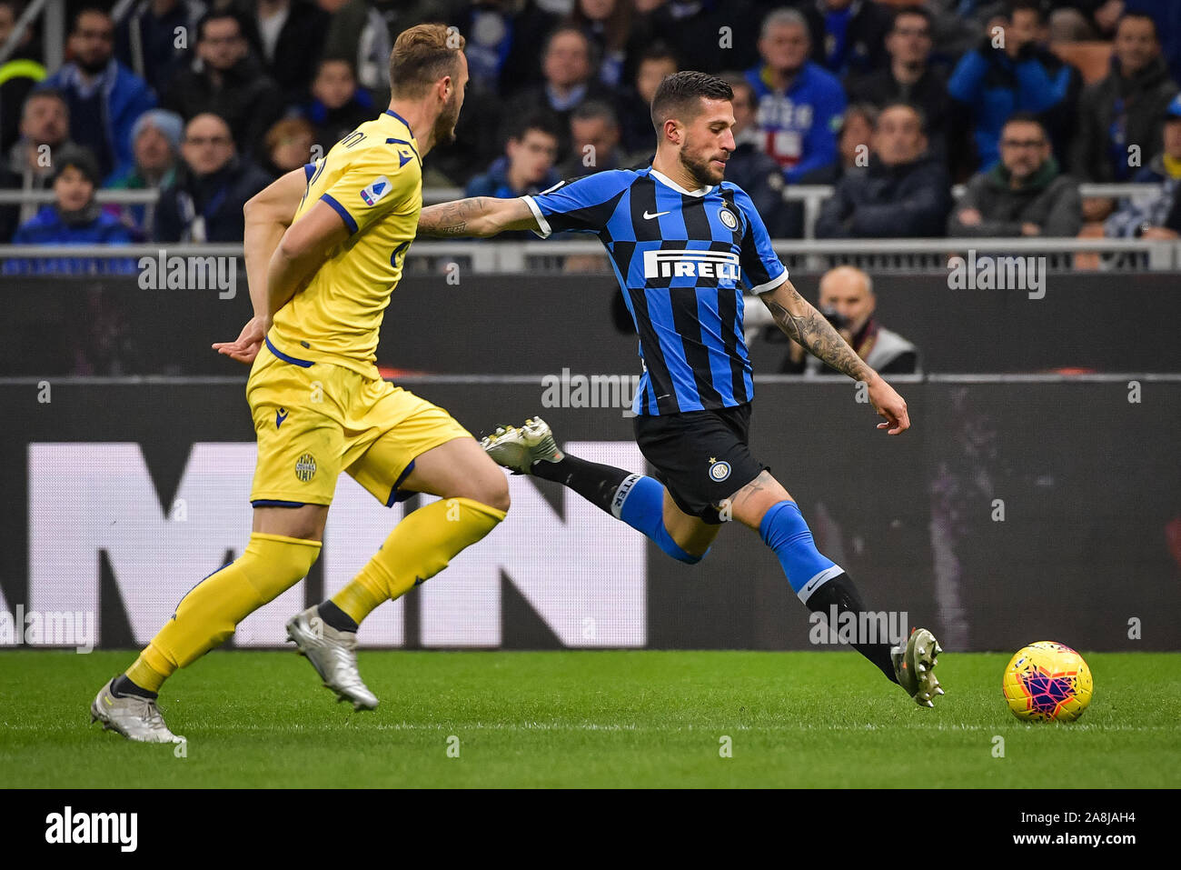 Verona, Italien. 9 Nov, 2019. Cristiano Biraghi des FC Internazionale während der Serie A-Spiel zwischen Inter Mailand und Hellas Verona im Stadio San Siro, Mailand, Italien am 9. November 2019. Foto: Mattia Ozbot. Credit: UK Sport Pics Ltd/Alamy leben Nachrichten Stockfoto