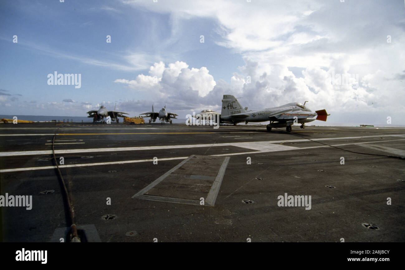 US NAVY / United States Navy Flugzeugträger Kitty-Hawk-Klasse / Flugzeugträger Kitty-Hawk-Klasse - USS John F. Kennedy CV-67 - Flugdeck - Grumman A-6E Eindringlinge Starten / Starten Stockfoto