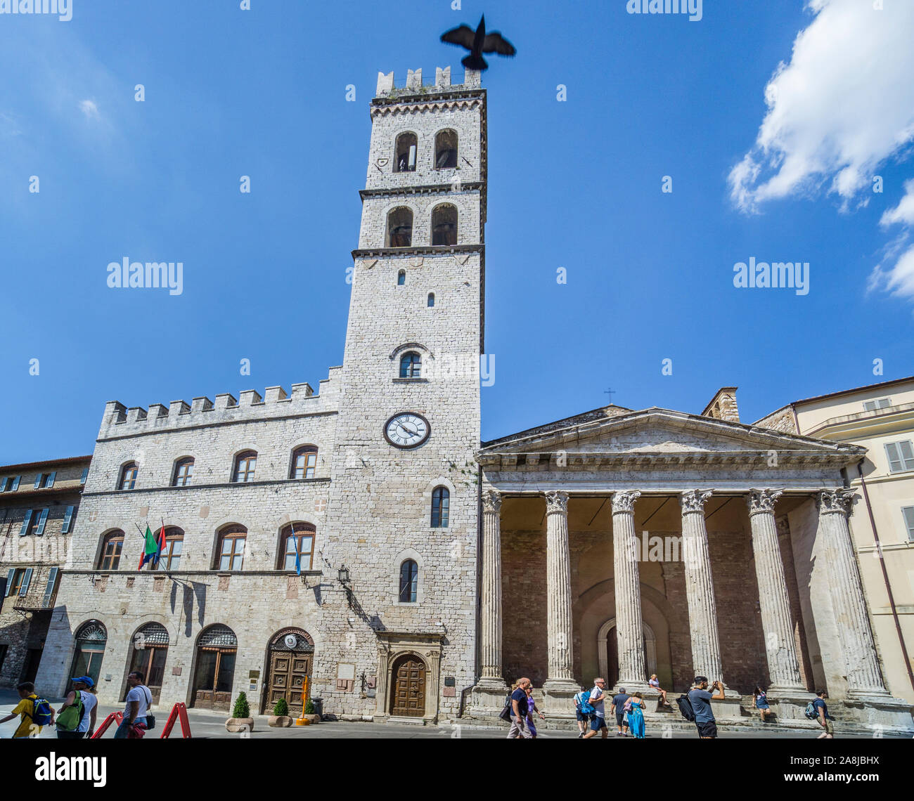 Palazzo del Capitano del Popolo mit 47 meter Torre del Popolo und der Tempel der Minerva an der Piazza del Comune in Assisi, Umbrien, Italien Stockfoto