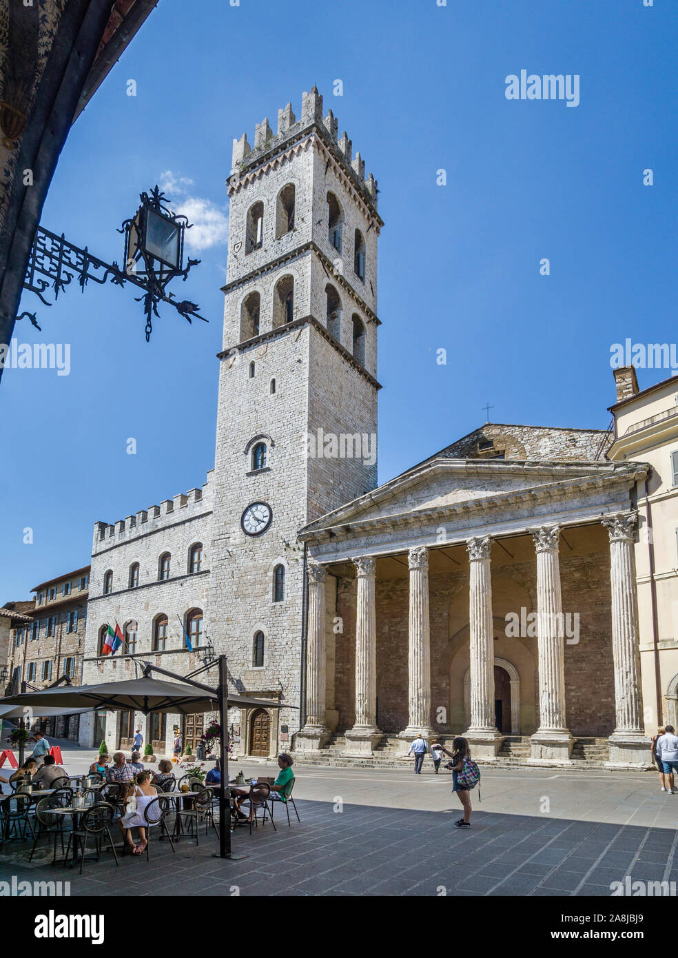 Palazzo del Capitano del Popolo mit 47 meter Torre del Popolo und der Tempel der Minerva an der Piazza del Comune in Assisi, Umbrien, Italien Stockfoto