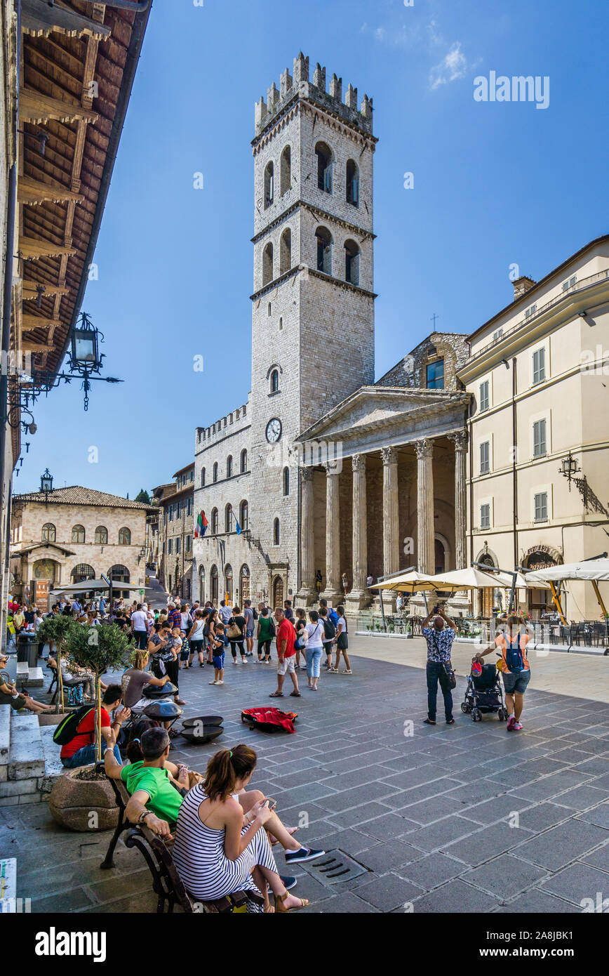 Palazzo del Capitano del Popolo mit 47 meter Torre del Popolo und der Tempel der Minerva an der Piazza del Comune in Assisi, Umbrien, Italien Stockfoto