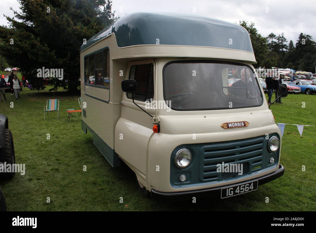 Cream and Green 1965 Morris J2 Paralanian auf der Kilbroney Vintage Show 2019 gesehen Stockfoto