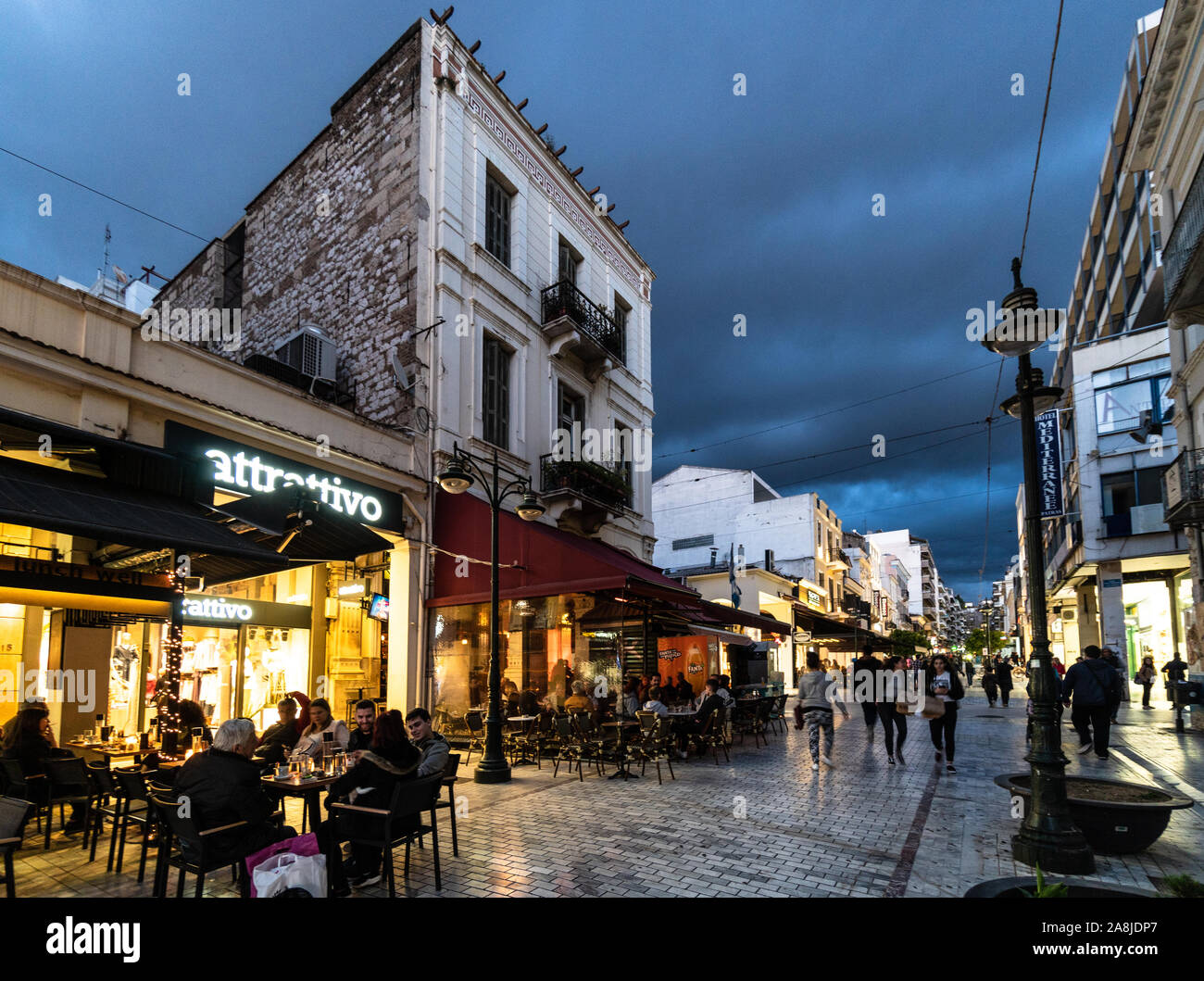 Patras, Griechenland - 1. Mai 2019: Leute, genießen Sie ein Getränk und das Essen in den Bars und Restaurant entlang der gepflasterten Straße von Patras Altstadt in Griechenland Stockfoto