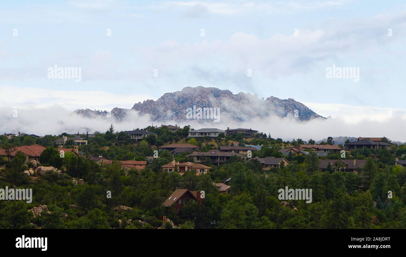 Granit Berg gekleidet in niedrigen misty Wolken als Morgen zu Northern Arizona kommt. Stockfoto